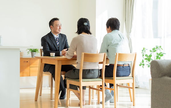 スタッフとシニア夫婦の商談